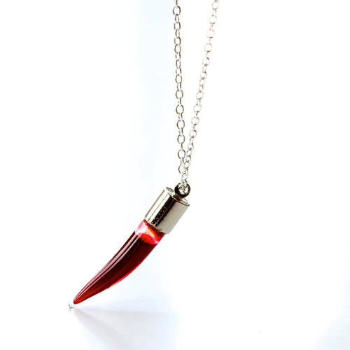 Colar Dente de Vampiro - Coloque Qualquer Líquido Dentro